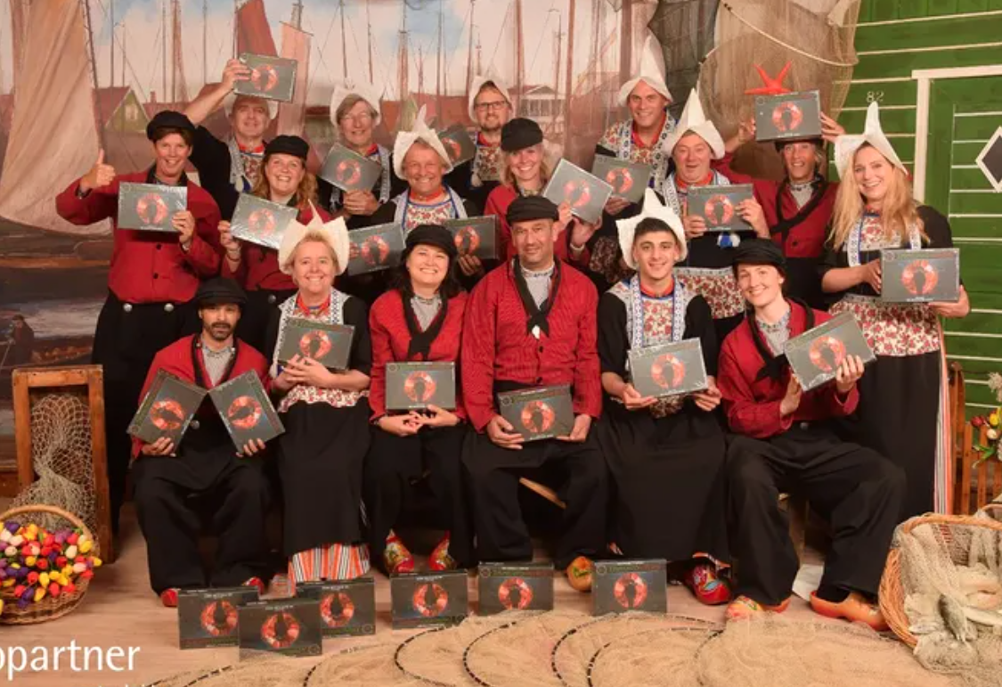 Groep in Volendamse klederdracht ontvangt ImmunoWars