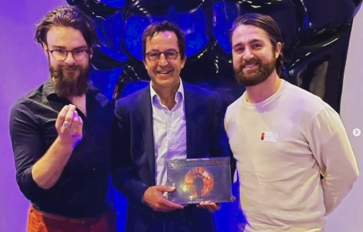 Spreker ontvangt ImmunoWars als dankgeschenk