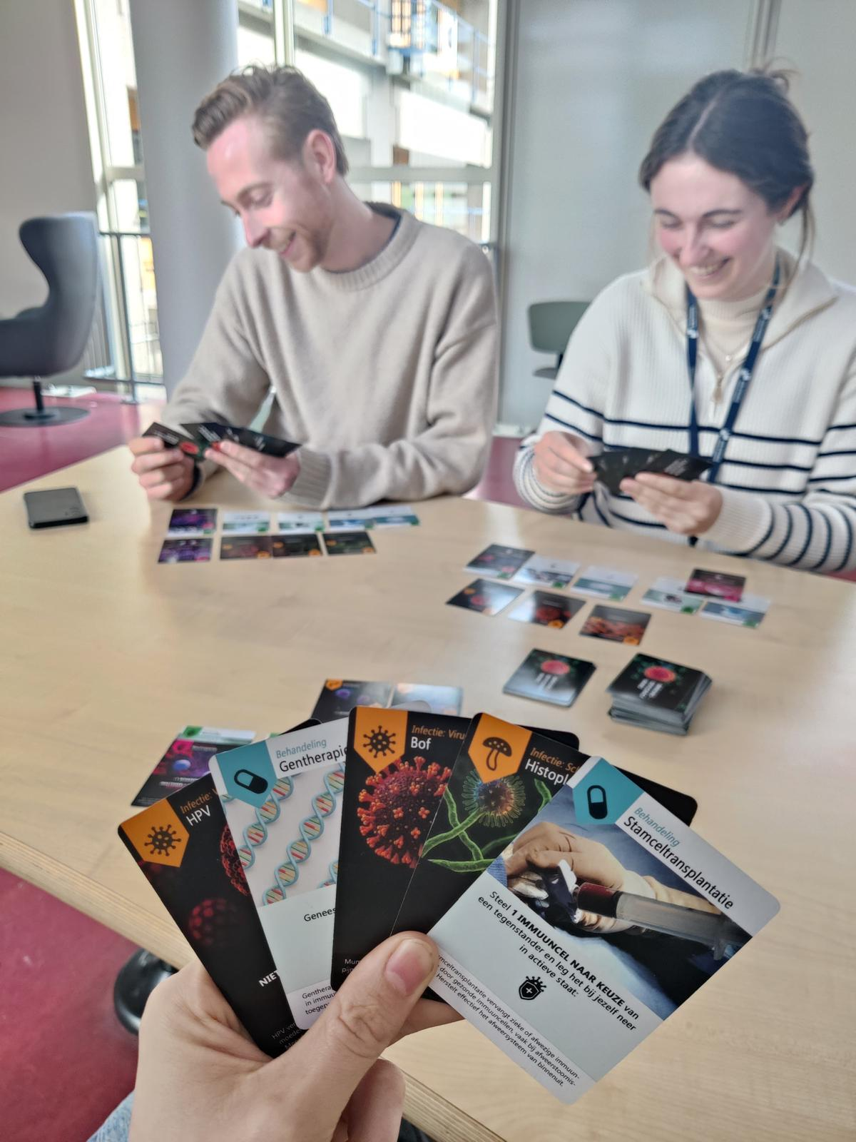 Studenten spelen ImmunoWars aan tafel