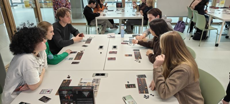 Klas speelt ImmunoWars in een onderwijsruimte