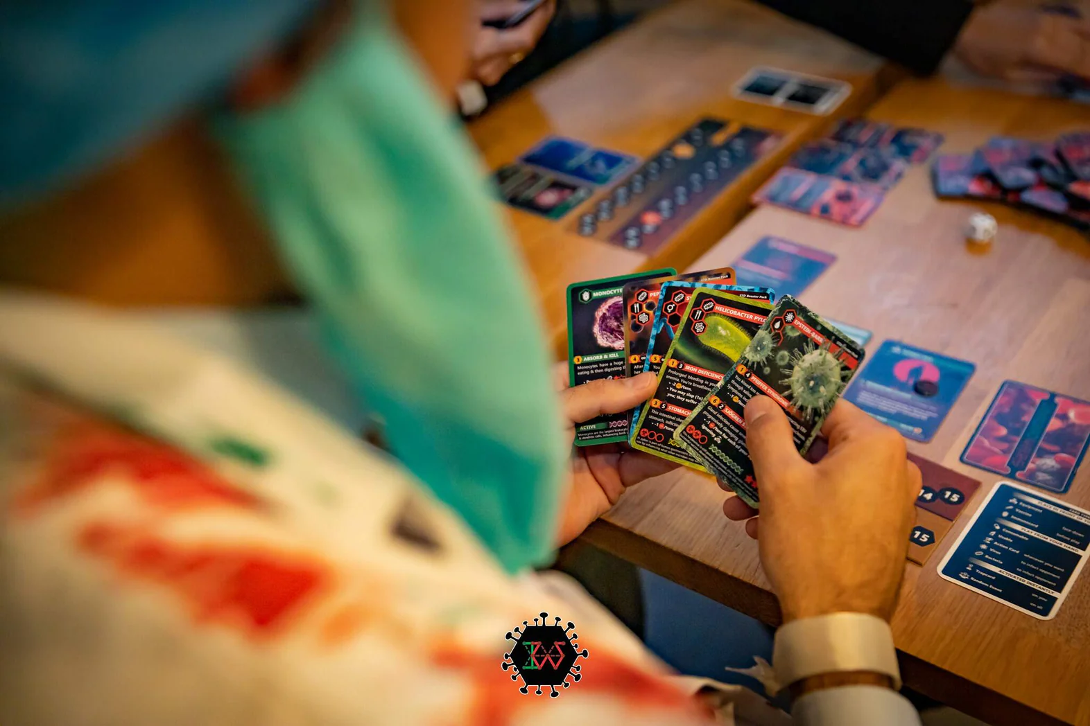 Close-up van speler met ImmunoWars kaarten