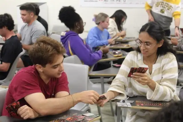 Studenten ruilen kaarten tijdens ImmunoWars